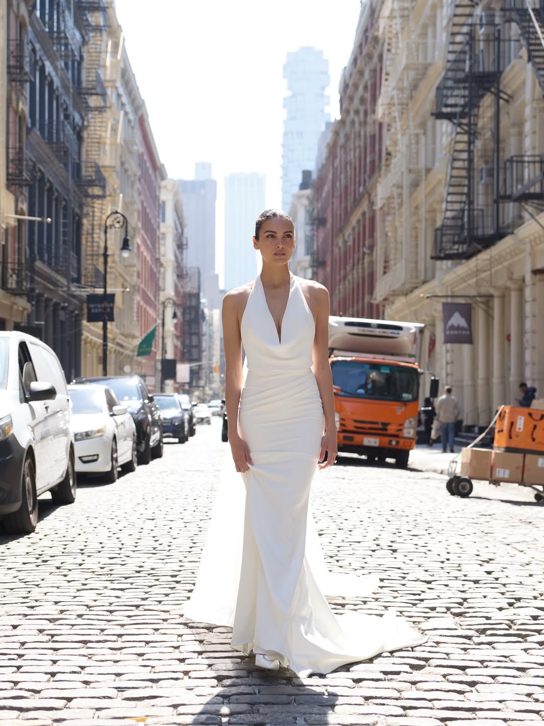 Modernes Brautkleid Palmer von MWL Bride mit Halterneck, weichem Stofffall und femininer Silhouette.