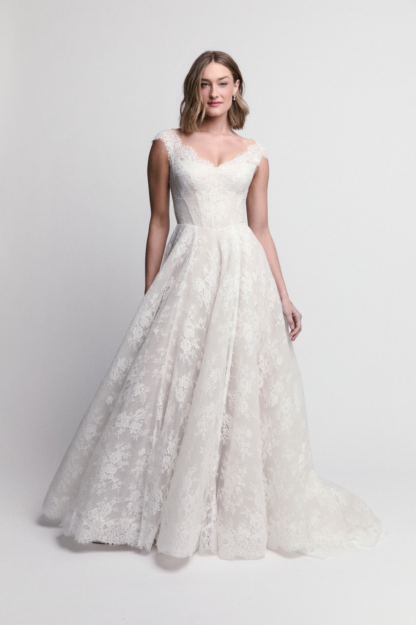 Hochzeitskleid Louetta von Locket by Watters mit floraler All-over-Spitze und klarer Linienführung.