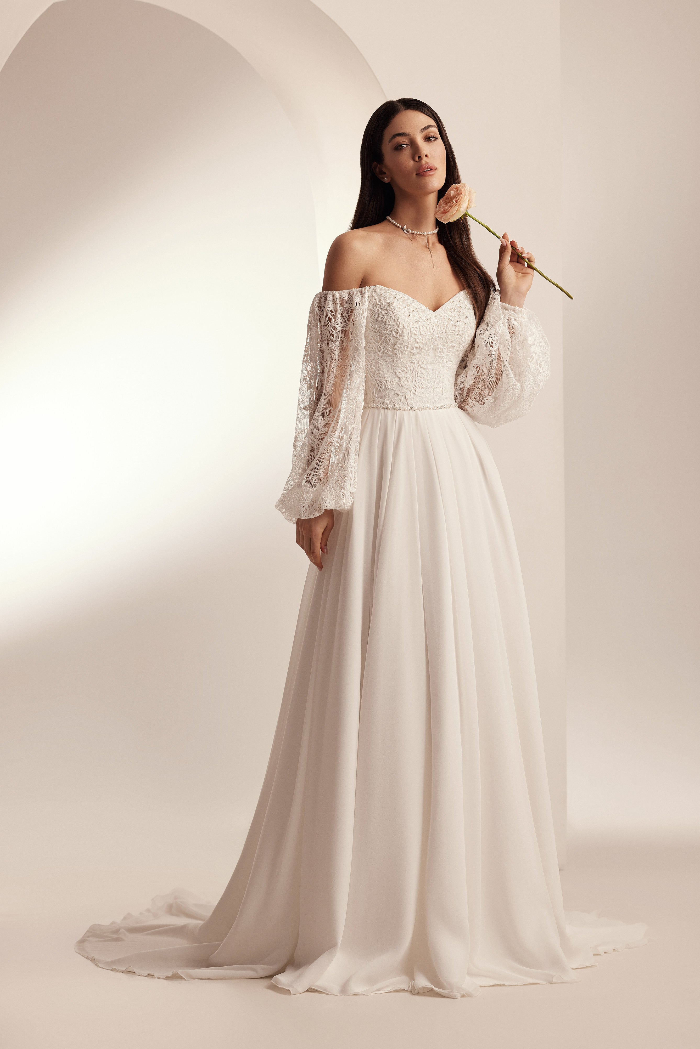 Modernes fließendes Hochzeitskleid mit feiner, eleganter Struktur. Chiffon Rock und Spitzen Oberteil