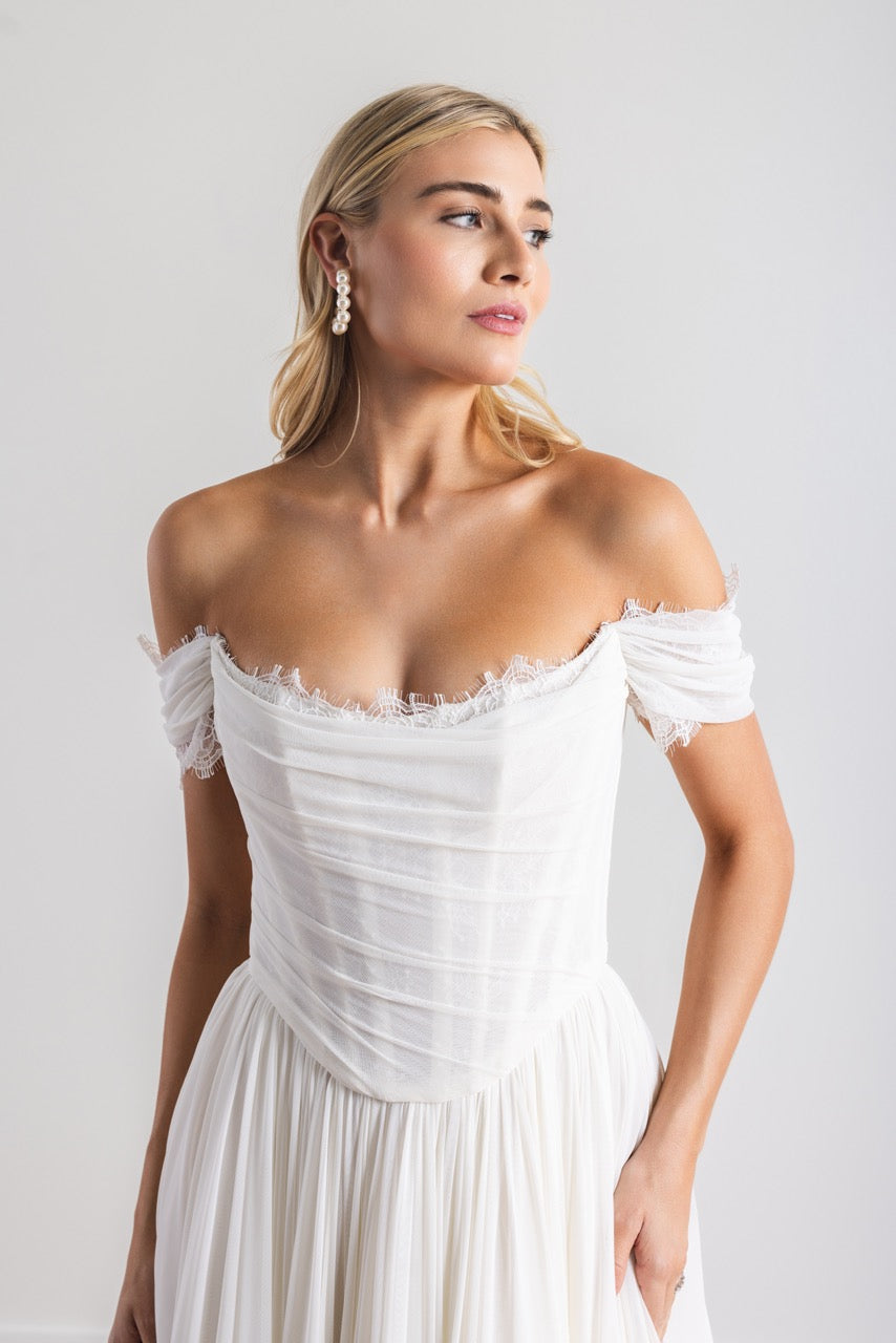 Romantisch elegantes Hochzeitskleid Calla von Locket by Watters mit fließender Silhouette, integrierter Corsage und feinen Spitzendetails.