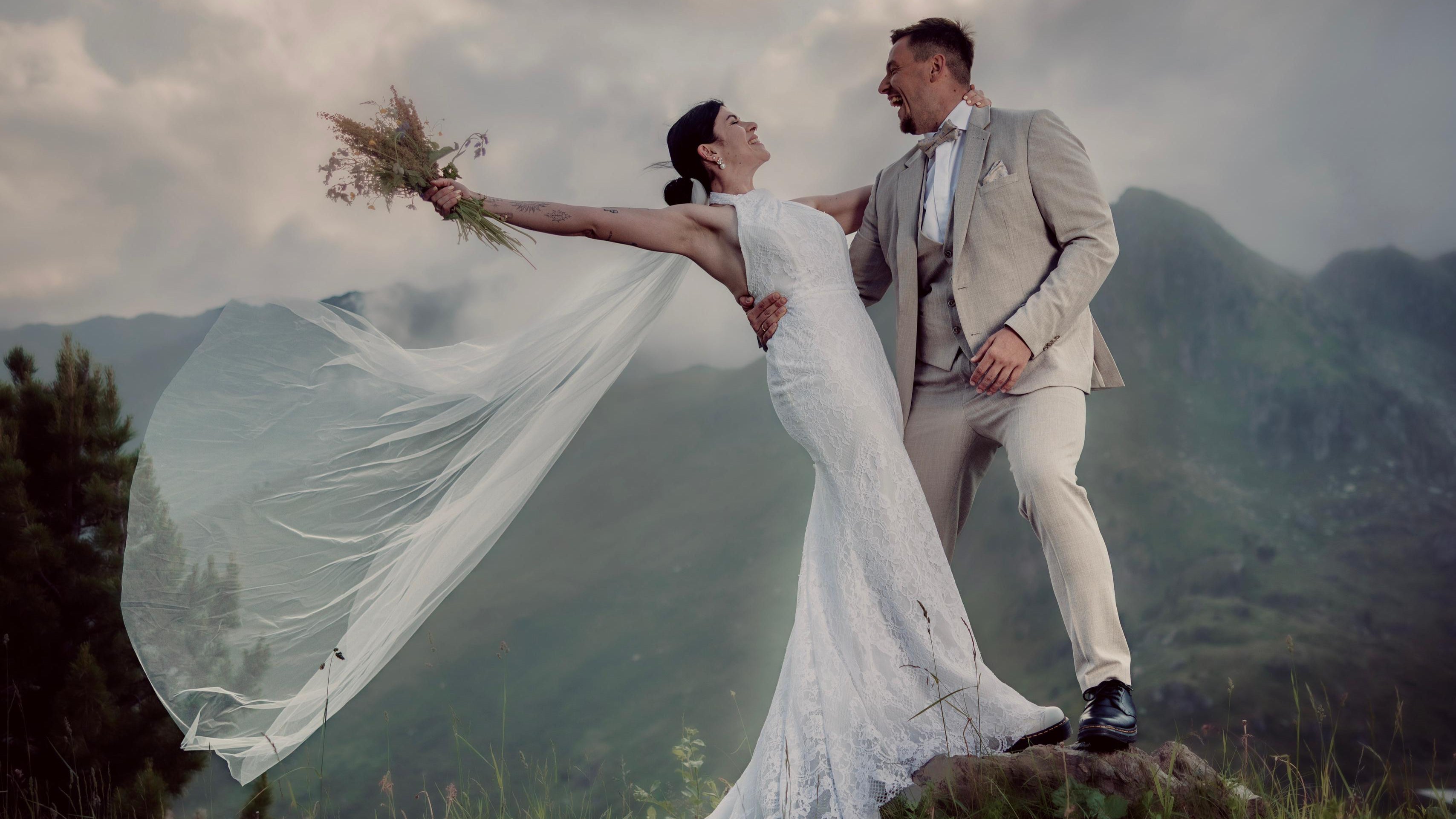 Brautmode Aschaffenburg – modernes Brautkleid mit schmaler Linie und hochwertigem Material