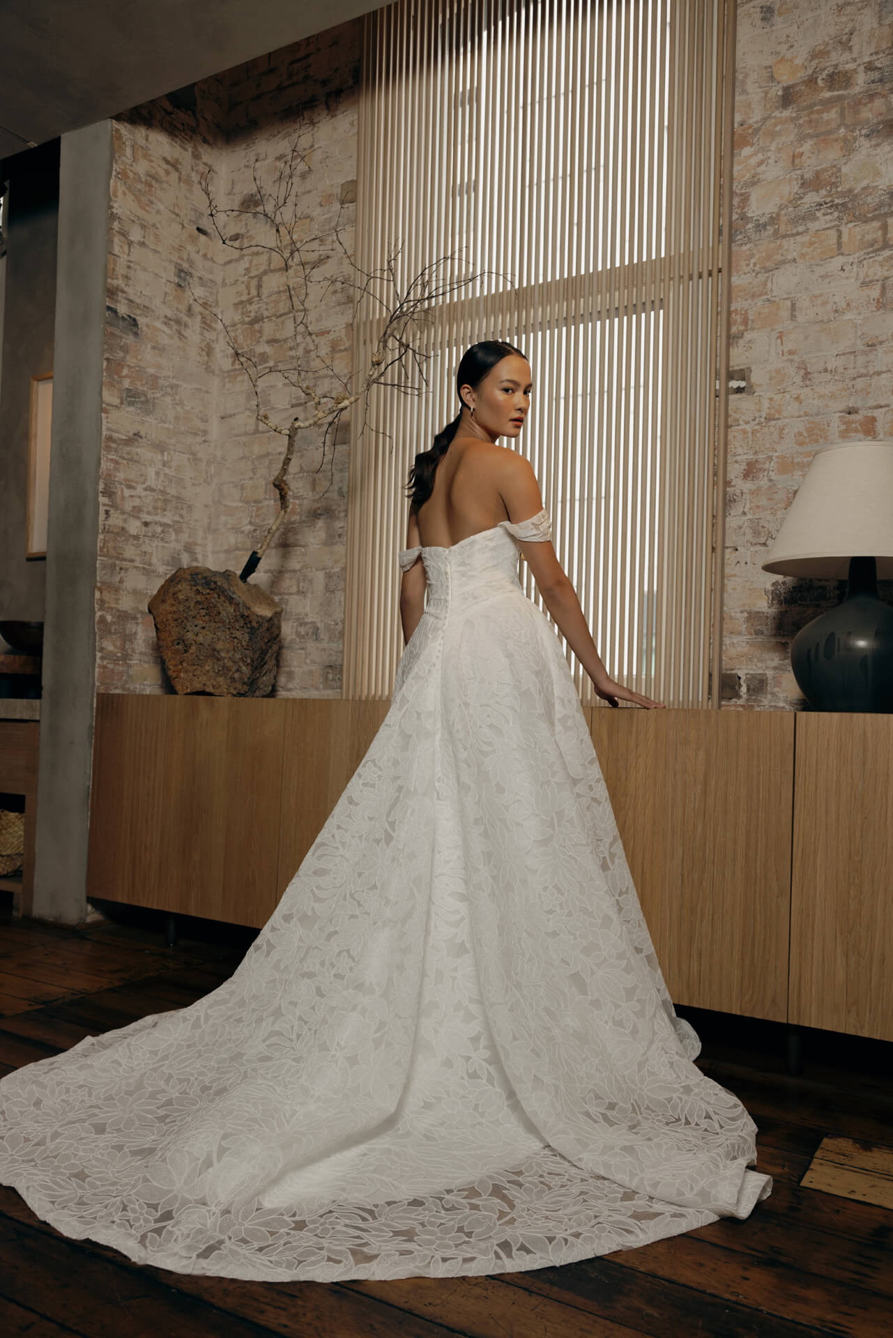 Brautkleid A Linie nahe Würzburg und Aschaffenburg schulterfrei mit klarer Linie und moderner, ruhiger Wirkung