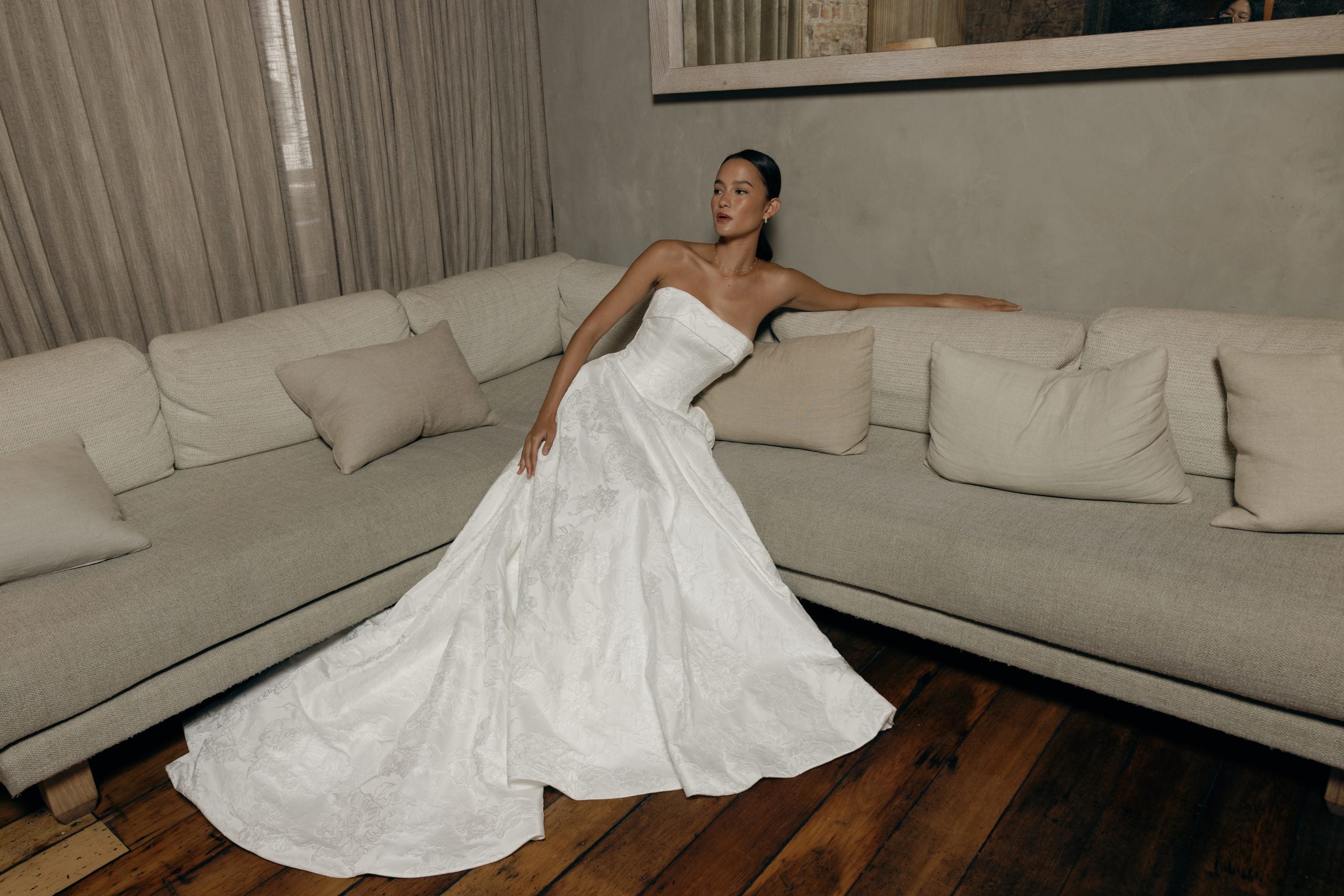 Perth Brautkleid A Linie nahe Würzburg und Aschaffenburg mit klaren Linien und verborgenen Taschen – moderner, modischer und eleganter Bridal Look.