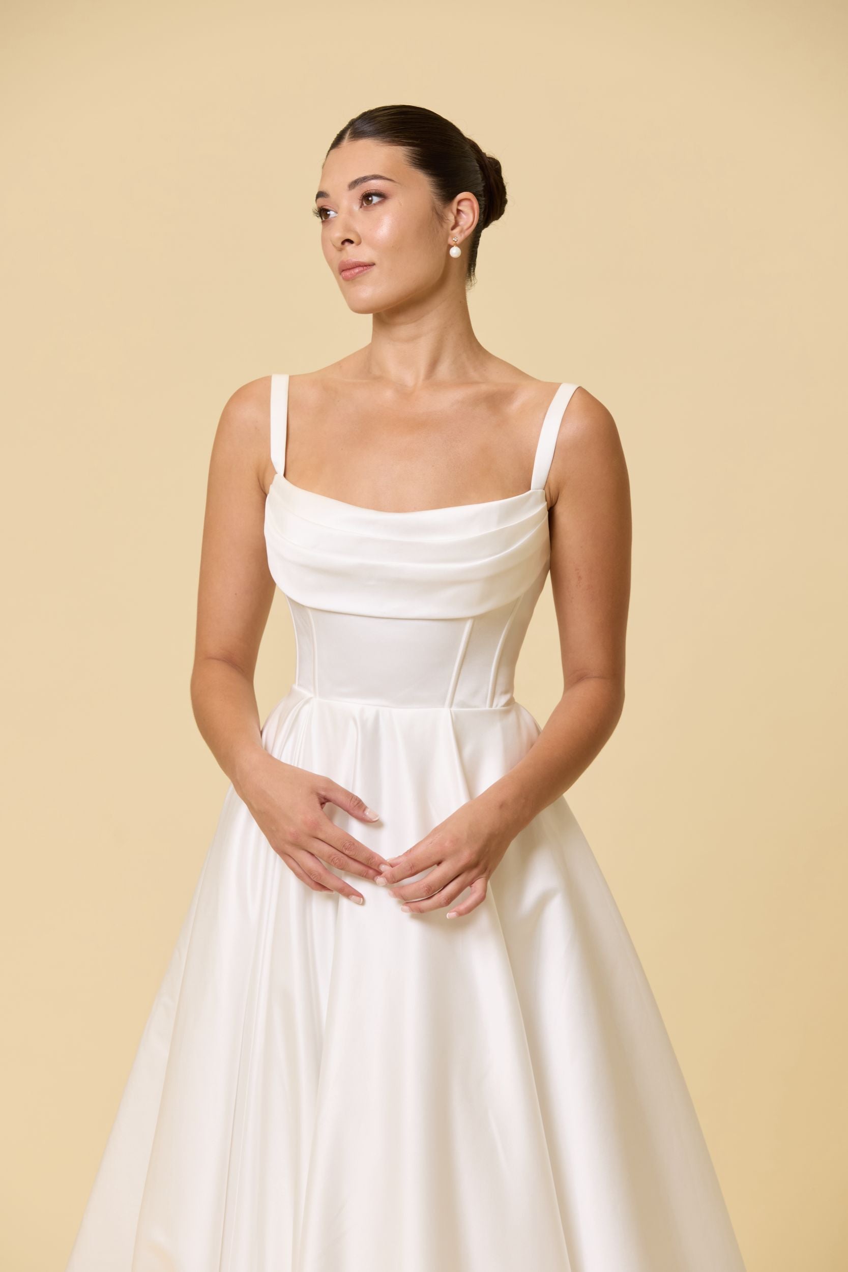 Brautkleid mit drapierter Korsage aus Satin