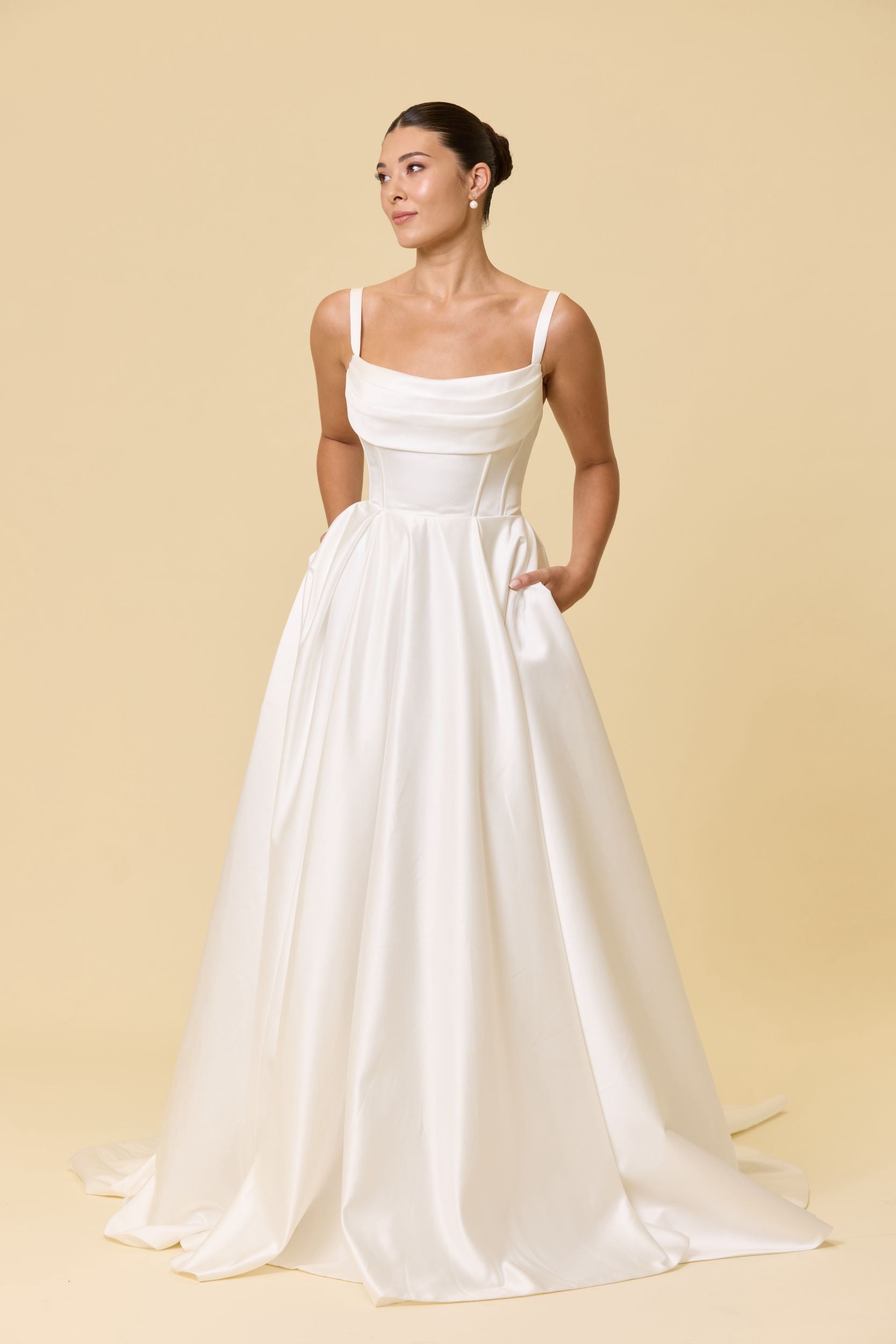 Satin Brautkleid mit Taschen und Schleppe