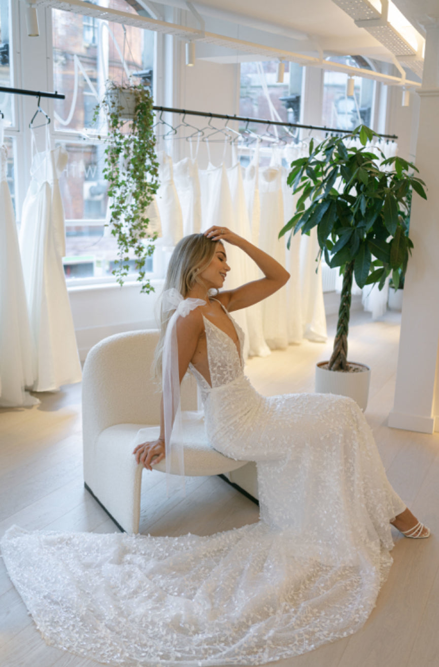 Brautkleid mit tiefem Rückenausschnitt und Spitze