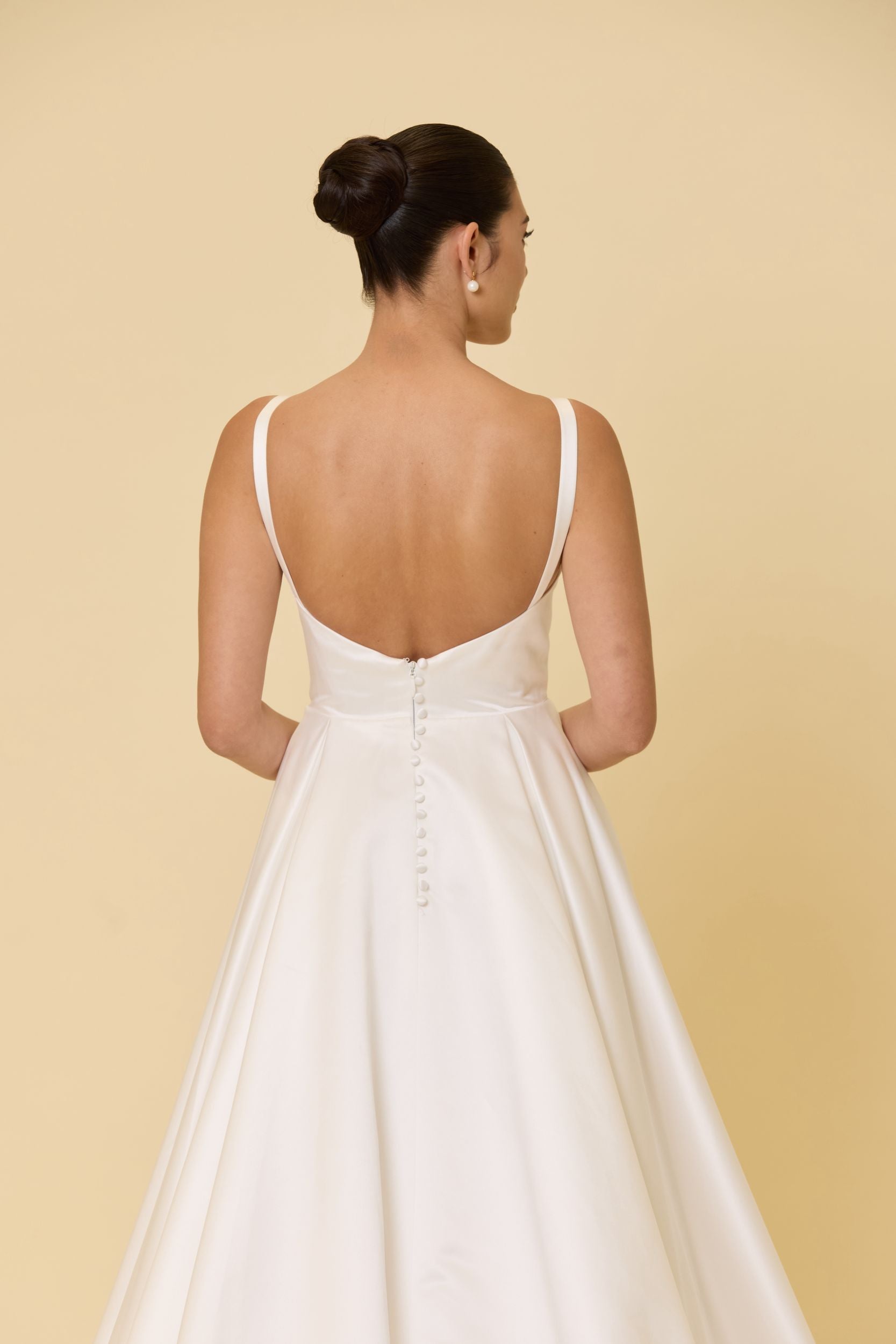 Brautkleid mit breiten Trägern aus Satin