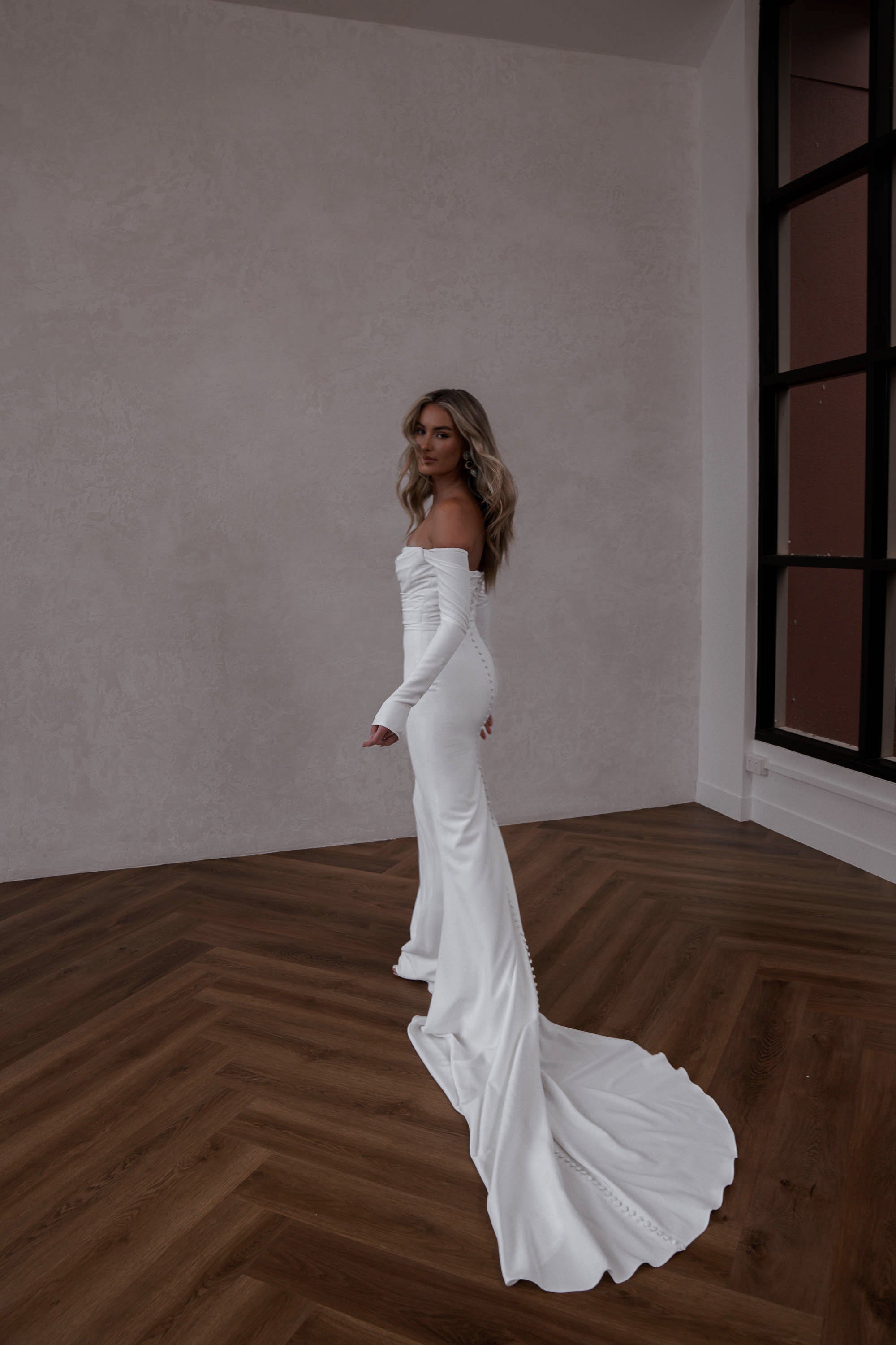 Crepe Brautkleid mit abnehmbarem Überrock
