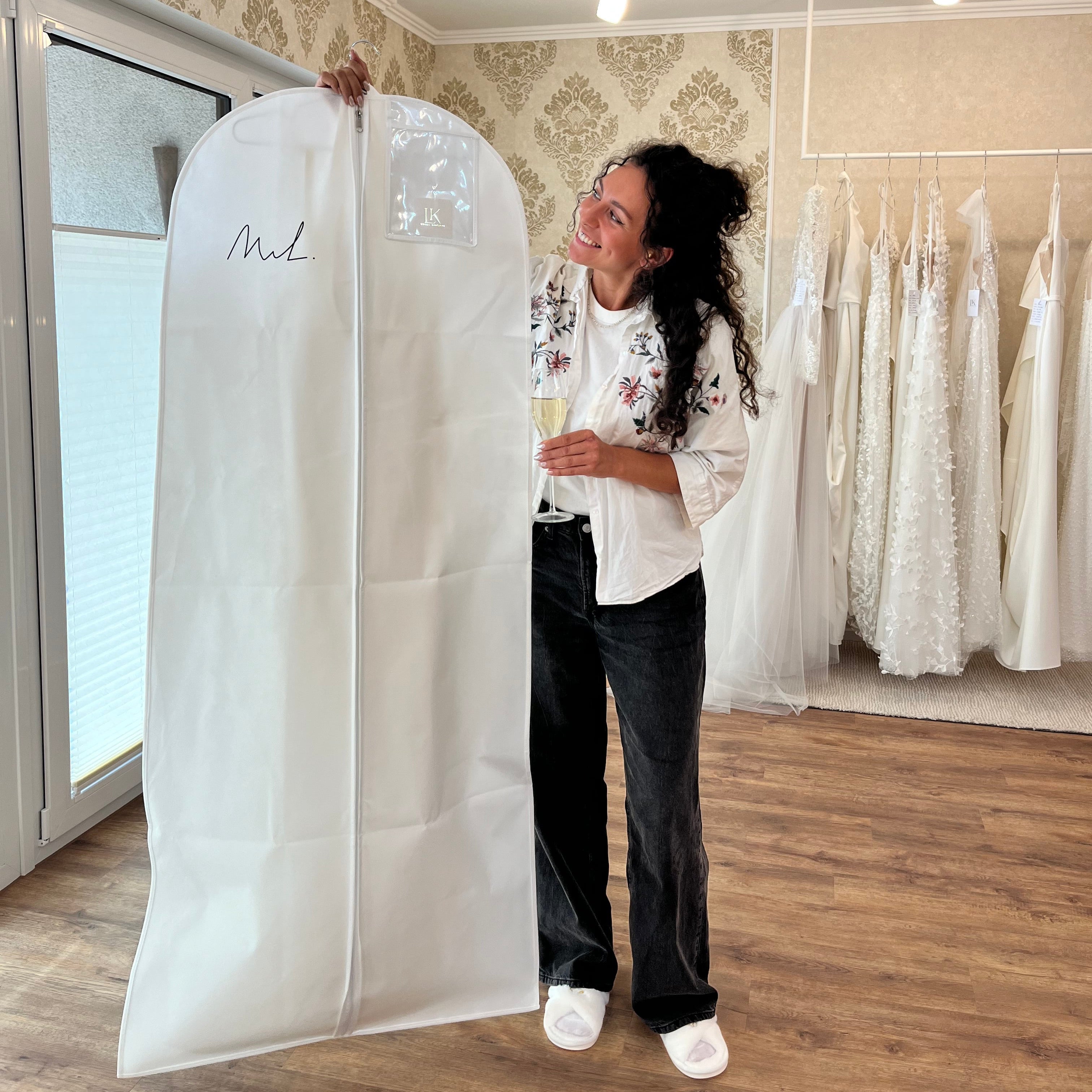 Braut aus Würzburg während der Anprobe in der Brautmode-Boutique – Vorfreude auf ihr Brautkleid Würzburg