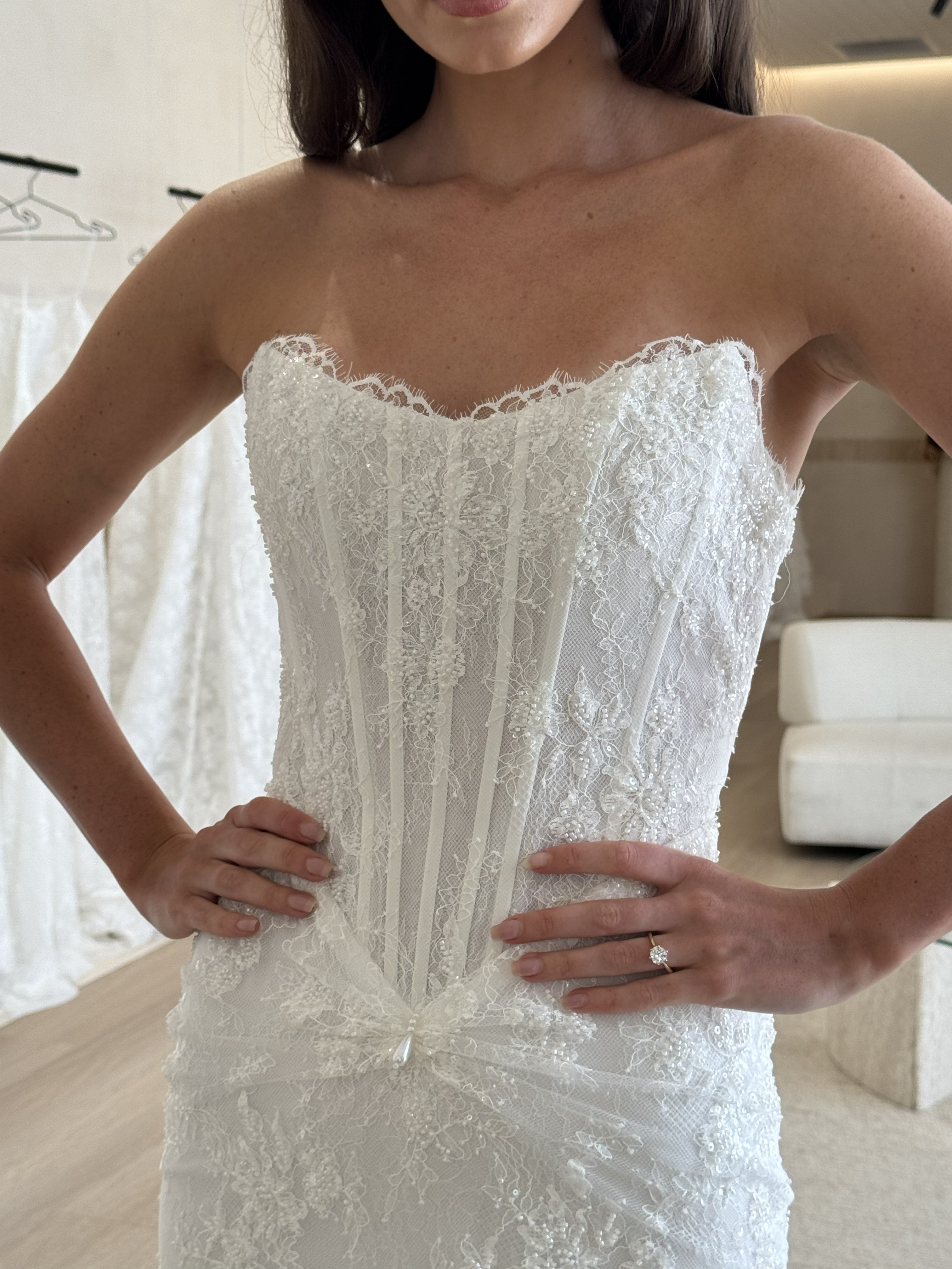 Designer-Brautkleid mit moderner Spitze und feinen Stickereien bei Lys Kyss Bridal