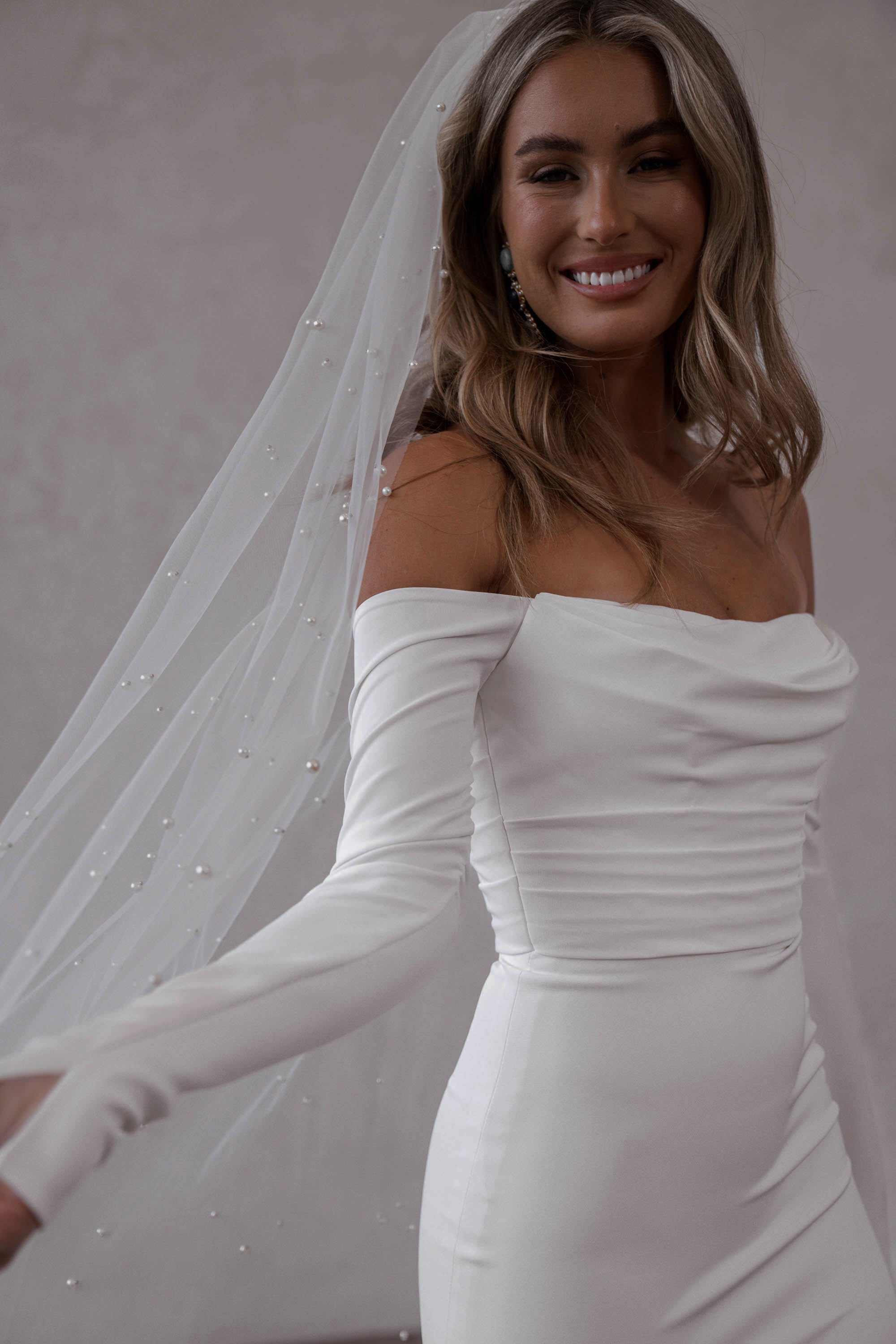 Figurbetontes Brautkleid aus Crepe mit Drapierung