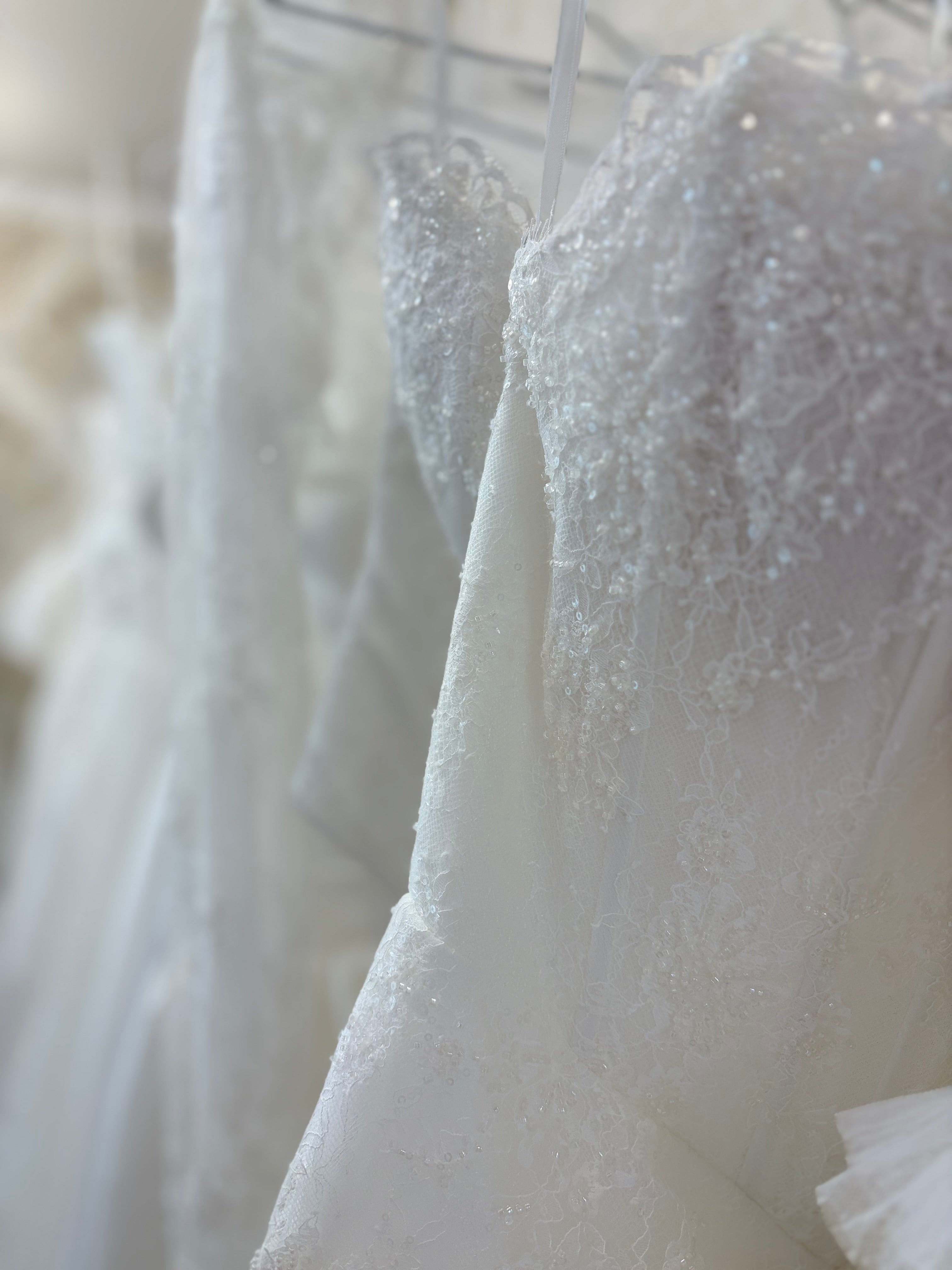 Hochwertige Stoffe und moderne Details bei Designer-Brautkleidern von Lys Kyss Bridal