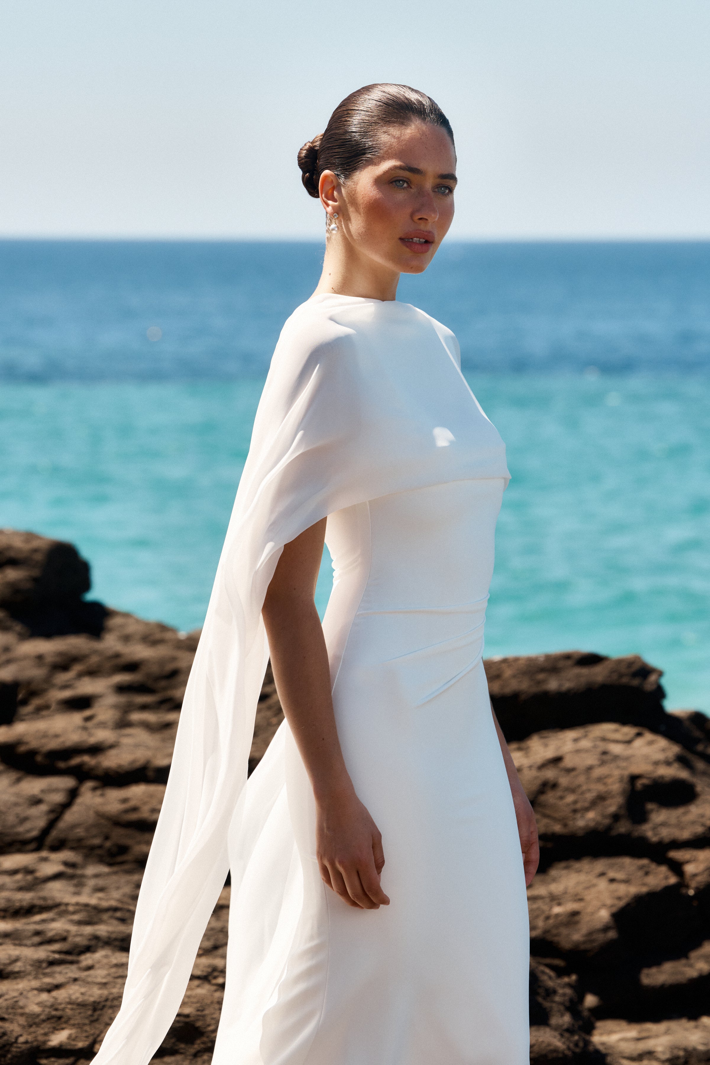 Modernes Crepe-Brautkleid mit klarer Silhouette bei Lys Kyss Bridal Boutique