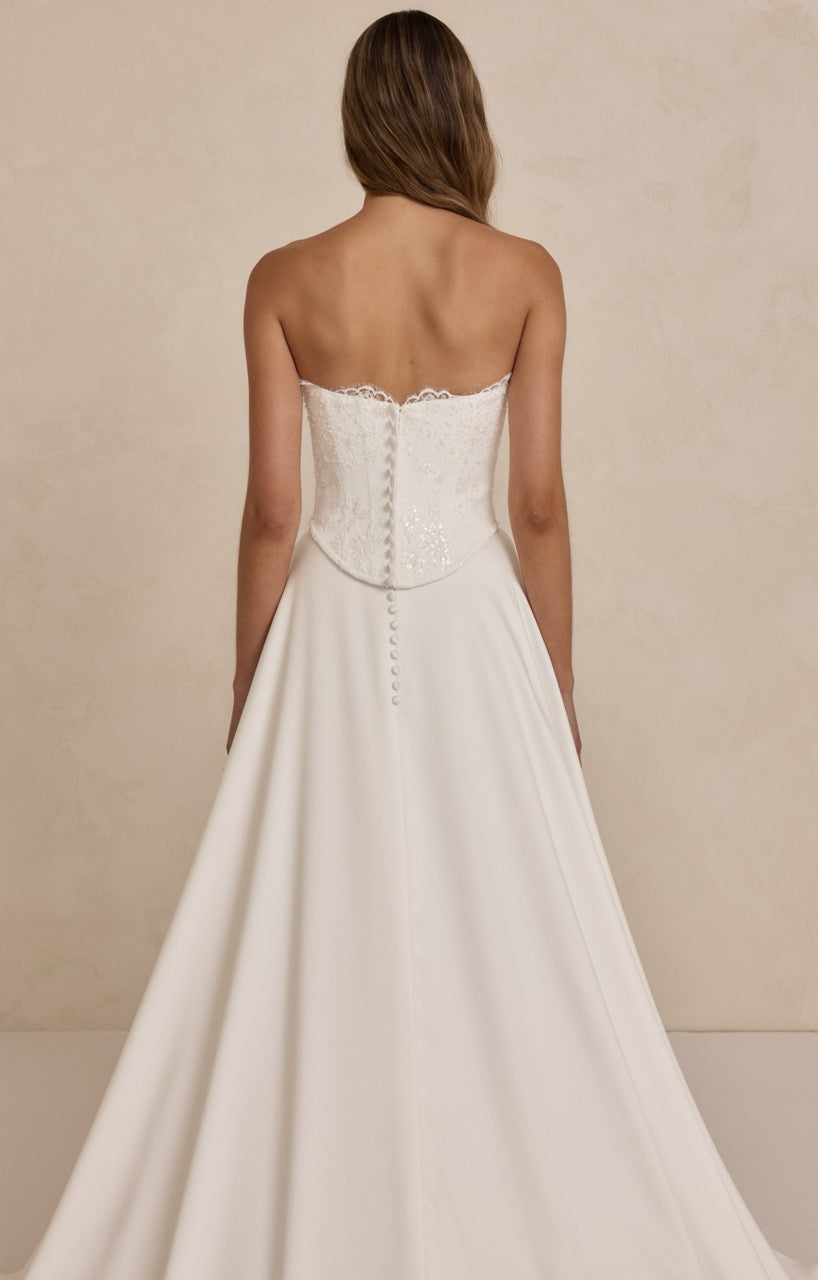 Braut in Landon von Made With Love – Brautkleid in edler Zweiteiler-Optik aus feiner Spitze und fließendem Satin.