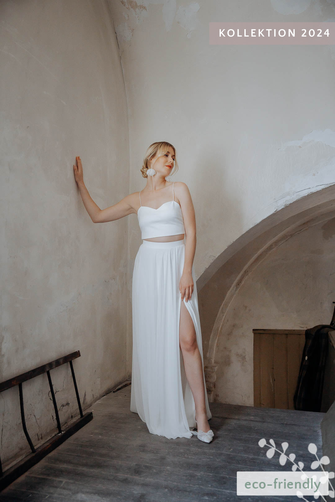 Braut im Jona Brautrock – fließender Chiffonrock in Ivory mit seitlichem Beinschlitz.