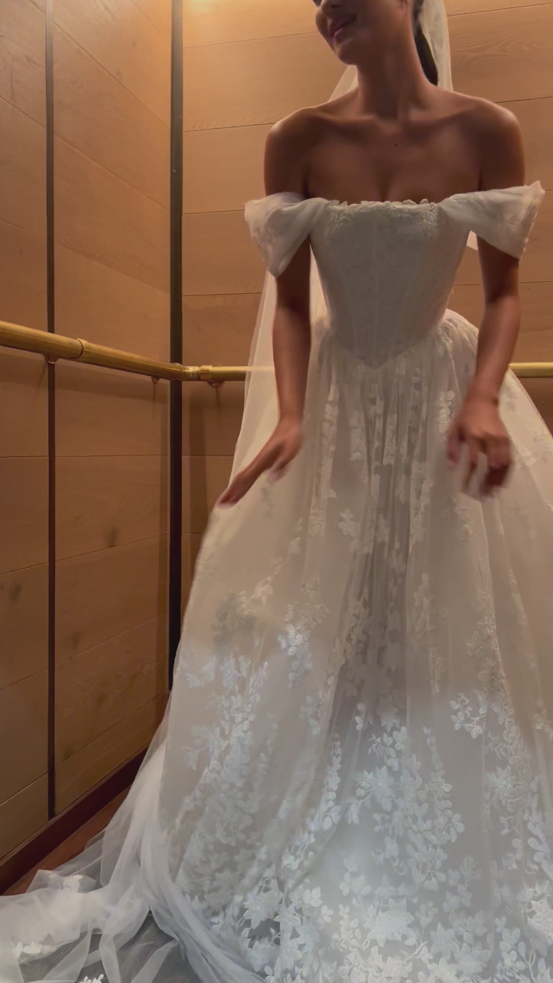 Queenstown von Hera Couture in Bewegung mit leichtem Tüllrock, floralen Stickereien und moderner, extravaganter Silhouette.